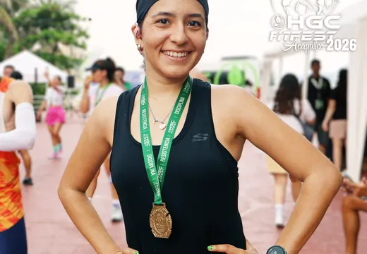 Participante con medalla HGC Fit Fest foto 2