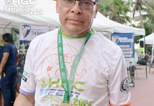 Participante con medalla HGC Fit Fest foto 5