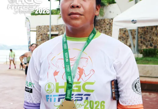 Participante con medalla HGC Fit Fest foto 6
