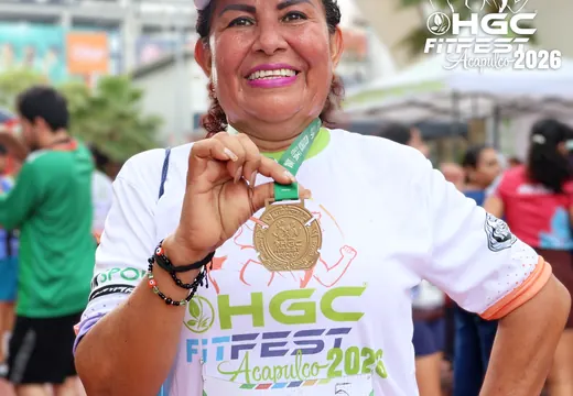 Participante con medalla HGC Fit Fest foto 9