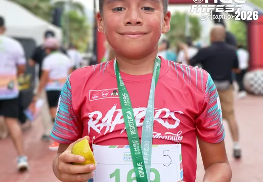 Participante con medalla HGC Fit Fest foto 10